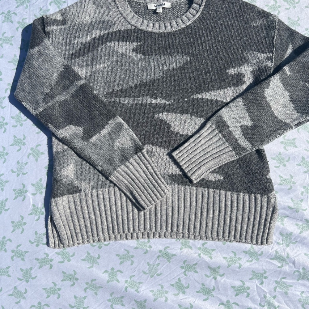 👽XS Splendid Gray Camouflage Sweater
